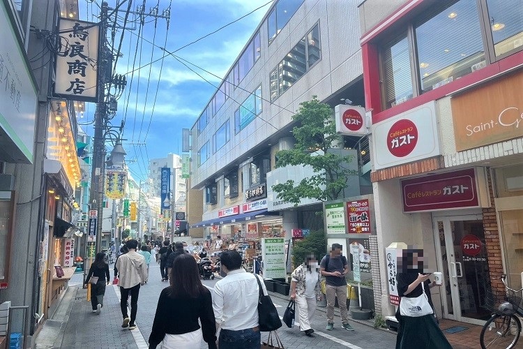 杉並区の中央部に位置するエリア、それが「荻窪」エリアです。中央本線が利用可能で、東京や新宿、吉祥寺方面へ直接アクセスできます。利便性と落ち着きのバランスが良いエリアで、エリア内には、「荻窪すずらん通り商店街」や「荻窪南口仲通り商店会」などのお買い物スポットがあります。また、「大田黒公園」や「読書の森公園」など、自然を感じられるスポットもあります。