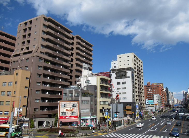 入谷駅付近の大通り