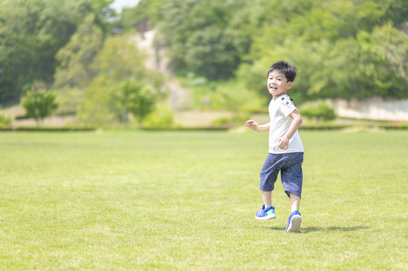 公園を走る男の子のイメージ