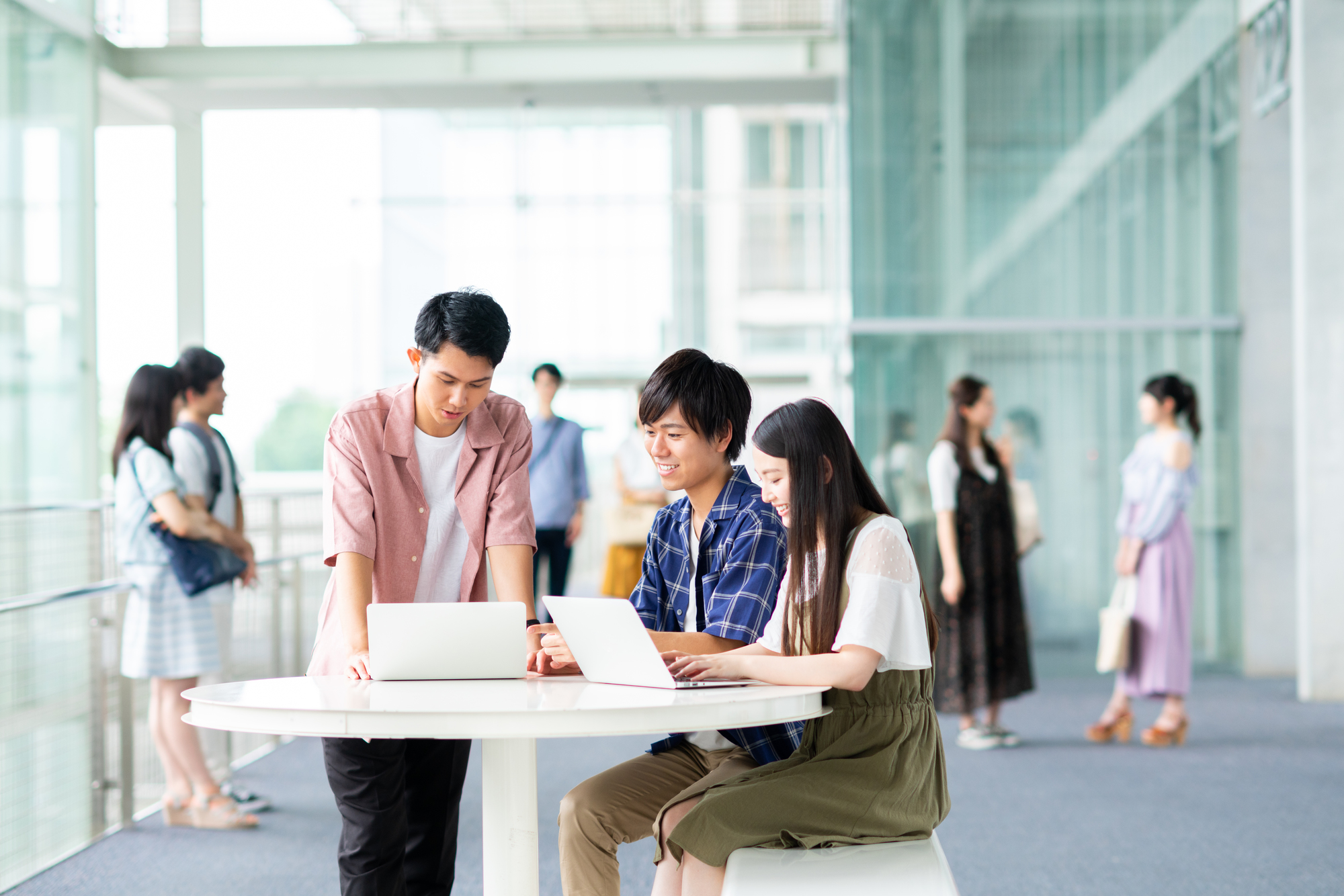 学生で活気のある墨田区の2つのキャンパス