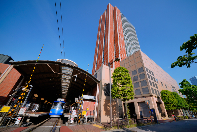 東急世田谷線とキャロットタワー