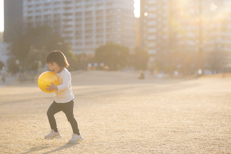 子どもが遊ぶ公園のイメージ