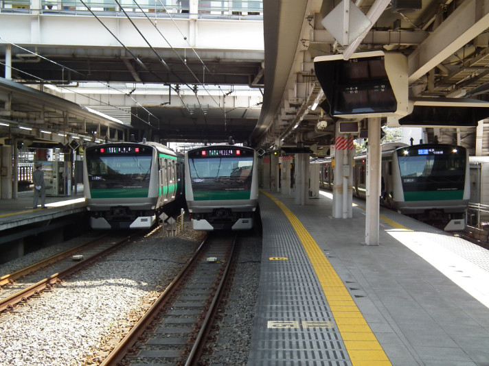 大崎駅ホームに並ぶ電車