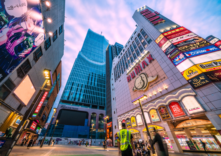 東急歌舞伎町タワー前の風景