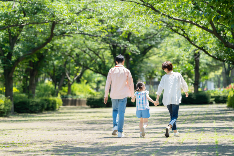 公園を散歩する親子