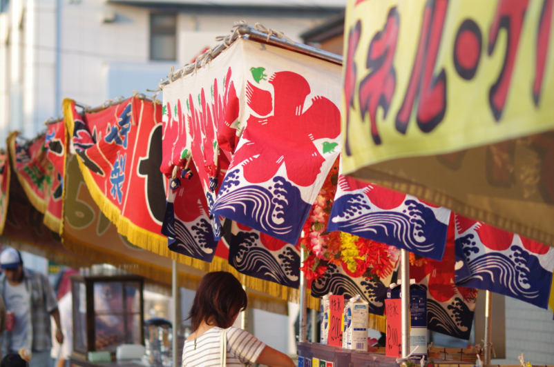 夏祭りを開催する商店街のイメージ