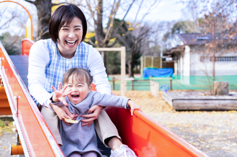 公園にいる親子のイメージ