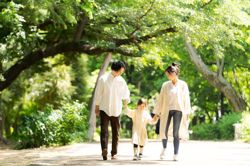 公園で遊ぶ親子のイメージ