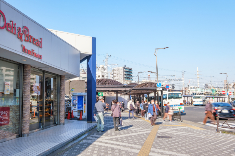 常磐線 金町駅南口前のロータリーと街並み