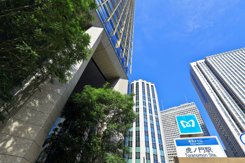 東京メトロ虎ノ門駅前