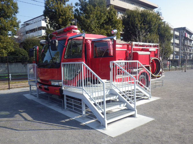 車両がある公園のイメージ