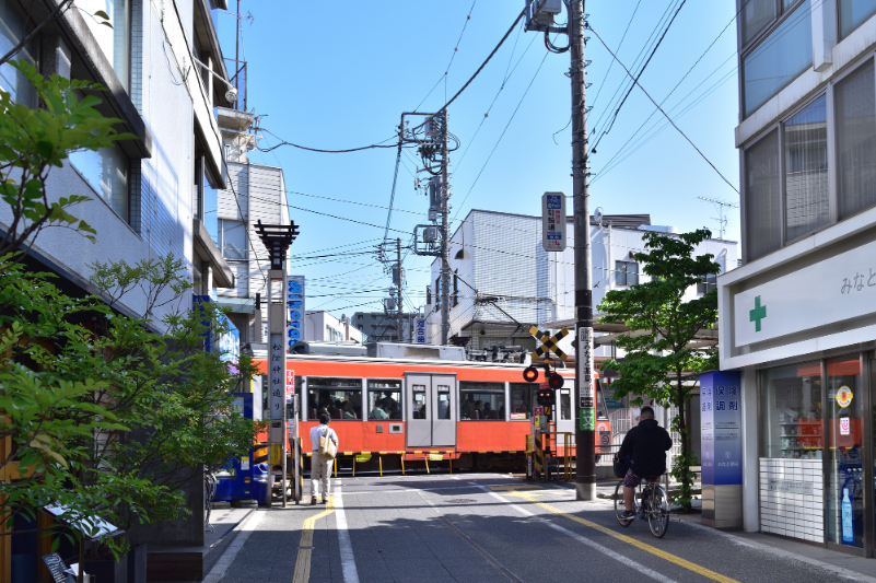 松陰神社駅前の踏切